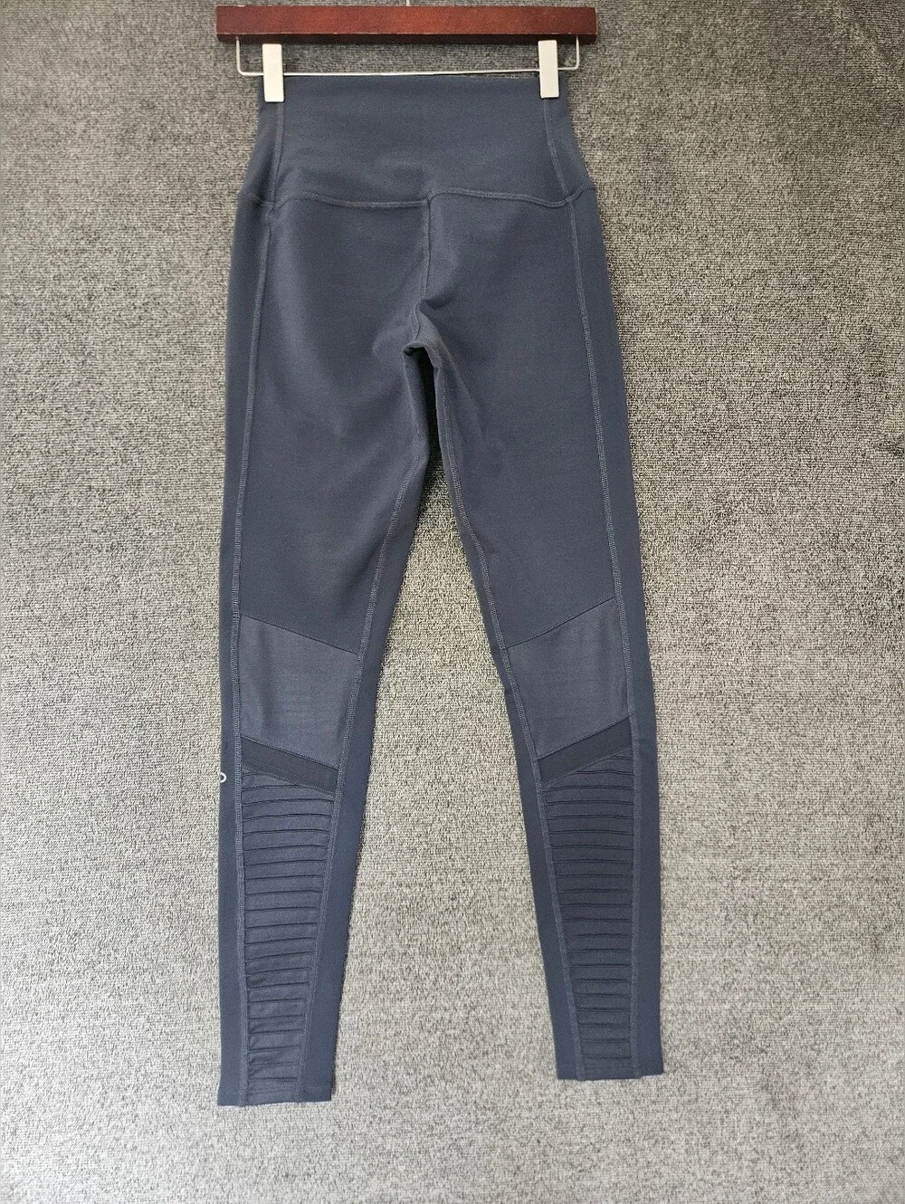 Alo Yoga High-Waist Moto Legging in the anthracite gray Color Size S